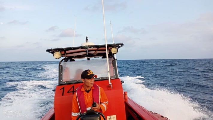 Kapal Nelayan Berisi 37 Orang asal Sibolga Mati Mesin dan Bocor di Perairan Mentawai 1 Operasi SAR di Mentawai. (Foto: Dok. Basarnas)