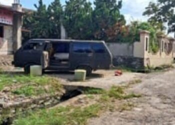 Barang bukti BBM ilegal diamankan di Tanah Datar dalam sebuah mobil. (dok. Polres Tanah Datar)