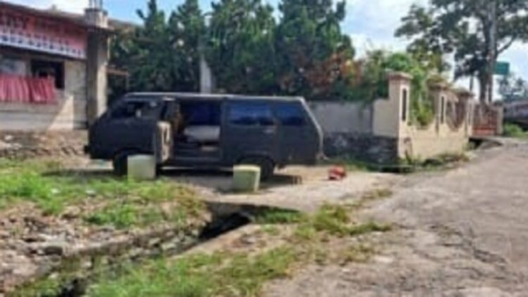 Barang bukti BBM ilegal diamankan di Tanah Datar dalam sebuah mobil. (dok. Polres Tanah Datar)