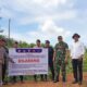 Wakil Bupati Pasaman Barat Risnawanto (baju putih) bersama Forkopimda saat memasang plang larangan membuka lahan baru di kawasan Pigogah Air Bangis yang merupakan kawasan rencana Proyek Strategis Nasional (PSN), Selasa (15/8/2023). (Foto: Dok. Antara/Altas Maulana. )