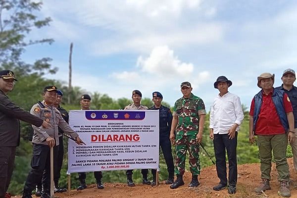 Wakil Bupati Pasaman Barat Risnawanto (baju putih) bersama Forkopimda saat memasang plang larangan membuka lahan baru di kawasan Pigogah Air Bangis yang merupakan kawasan rencana Proyek Strategis Nasional (PSN), Selasa (15/8/2023). (Foto: Dok. Antara/Altas Maulana. )