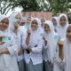 Sejumlah pelajar SMAN 11 Padang yang telah berusia 17 tahun terima KTP dari Pemko Padang. (Foto: Dok. Info Publik)