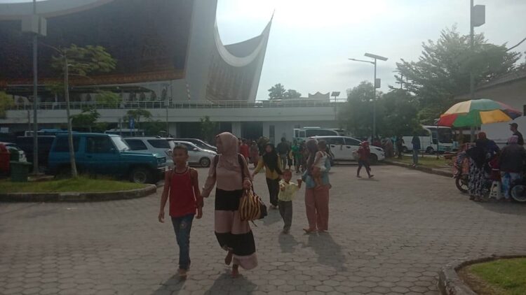 Pendemo asal Air Bangis 'Dipulangkan' Usai Berhari-hari di Padang 1 Para pendemo dari Air Bangis, Pasaman Barat dipulangkan oleh polisi dan aparat pemerintahan setelah berhari-hari menggelar aksi demo di Padang. (dok. radarsumbar.com)