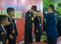 Pengalungan medali untuk Juara pencak silat Semen Padang Open 2023. (dok. Humas Semen Padang)