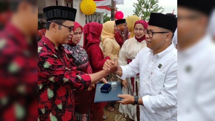 PTPN VI Beri Penghargaan Loyalitas kepada Karyawan di Unit Solsel 1 Manajer PTPN VI Unit Usaha Solsel Shonni Afriadi menyerahkan penghargaan jubelium kepada karyawan yang loyal 20, 25 dan 30 tahun. (dok. istimewa)