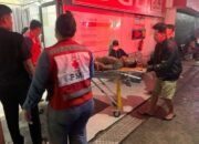 PMI Evakuasi Joni “Babe” yang Sempat Jatuh dan Kejang di Pasar Raya Padang