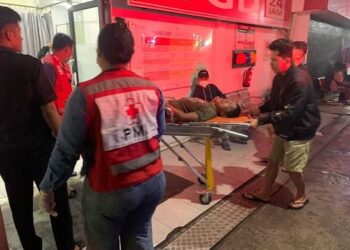 Petugas dari PMI Padang evakuasi pria paruh baya yang terjatuh dan kejang-kejang. (Foto: Dok. Istimewa)