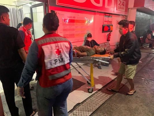 PMI Evakuasi Joni "Babe" yang Sempat Jatuh dan Kejang di Pasar Raya Padang 1 Petugas dari PMI Padang evakuasi pria paruh baya yang terjatuh dan kejang-kejang. (Foto: Dok. Istimewa)