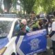 Polisi bantu anak pendemo Air Bangis yang step. (dok. Radarsumbar.com)