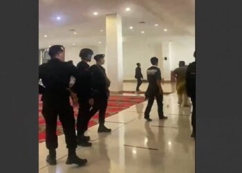 Polisi bubarkan pendemo dari dalam ruangan salat Masjid Raya Sumbar pakai sepatu. (tangkapan layar)