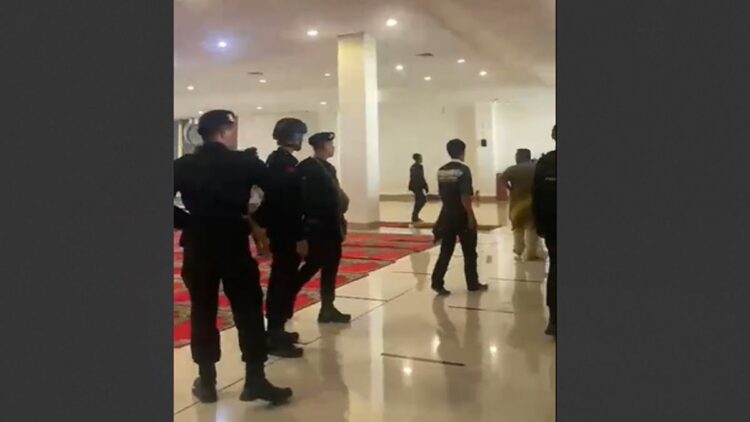 Penjelasan Pengurus Masjid Raya Sumbar Terkait Video Oknum Polisi Masuk Rumah Ibadah Pakai Sepatu 1 Polisi bubarkan pendemo dari dalam ruangan salat Masjid Raya Sumbar pakai sepatu. (tangkapan layar)