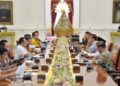 Presiden Jokowi memimpin ratas membahas ketersediaan dan keterjangkauan harga beras nasional, di Istana Merdeka, Jakarta, Rabu (2/8/2023) siang. (Foto: Humas Setkab/Agung)