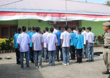 18 pelajar diamankan karena bolos pada Selasa (29/8/2023) pagi. (Foto: Dok. Satpol PP Padang)