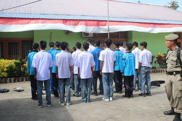 18 Pelajar di Padang "Digaruk", Asyik Nongkrong di Warung 1 18 pelajar diamankan karena bolos pada Selasa (29/8/2023) pagi. (Foto: Dok. Satpol PP Padang)