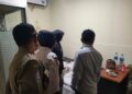 Razia Satpol PP di penginapan dan warung tuak pada Senin (14/8/2023) malam. (Foto: Dok. Satpol PP Padang)