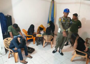 Pria dan wanita terjaring razia penyakit masyarakat pada Senin (21/8/2023) dini hari. (Foto: Dok. Satpol PP Padang)