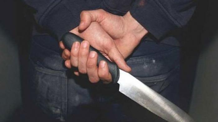 Pemuda Bergolok Serang Warga yang Hendak Shalat Subuh di Bukittinggi, Diduga Gangguan Jiwa 1 Ilustrasi pria bergolok. (Foto: Dok. Istimewa)