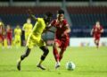 Striker Timnas U-23 Ramadan Sananta mengejar bola saat melewati pemain Malaysia. (dok. PSSI)