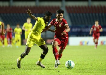 Striker Timnas U-23 Ramadan Sananta mengejar bola saat melewati pemain Malaysia. (dok. PSSI)