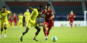 Kalah di Laga Perdana Grup B Piala AFF U-23 2023, Peluang Indonesia ke Semifinal Tipis 8 Striker Timnas U-23 Ramadan Sananta mengejar bola saat melewati pemain Malaysia. (dok. PSSI)
