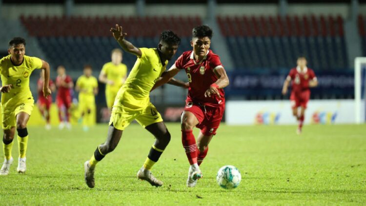 Kalah di Laga Perdana Grup B Piala AFF U-23 2023, Peluang Indonesia ke Semifinal Tipis 1 Striker Timnas U-23 Ramadan Sananta mengejar bola saat melewati pemain Malaysia. (dok. PSSI)