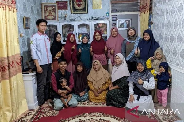 Tim Pengabdian Masyarakat dari Unand Latih Pembuatan Bibit Jamur ke Kelompok Wanita Tani di Padang 1 Sesi foto bersama Tim PkM Universitas Andalas, narasumber pelatihan dan anggota KWT LMS. (ANTARA/ist)