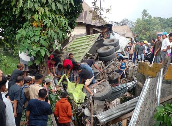 Truk Hantam Rumah Warga di Padang, Basarnas: Ada Korban Terjepit 1 Truk terbalik di Indarung pada Kamis (31/8/2023) siang. (Foto: Dok. Istimewa)