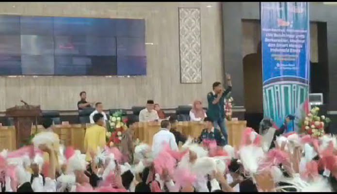 Presma UIN Bukittinggi Diteror OTK Pascaaksi Kritik Gubernur Sumbar, Pemprov Ngaku tak Tahu 1 Tangkapan layar insiden mahasiswa naik ke podium saat kedatangan Gubernur Sumbar di UIN Sjech M Djamil Djambek Bukittinggi. (Foto: Dok. Istimewa)