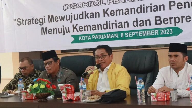 Anggota DPR RI dari Fraksi Golkar John Kenedy Azis (tengah) saat pelaksanaan Ngobrol Pendidikan Islam di Kota Pariaman, Sumbar. ANTARA/Aadiaat M. S.