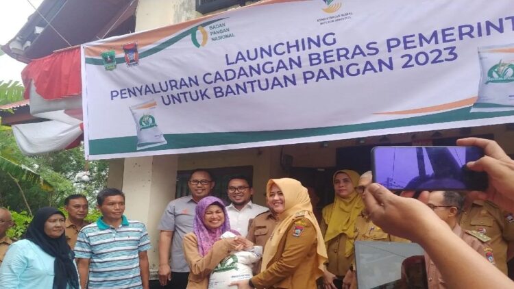 Penyerahan beras cadangan pemeirntah kepada masyarakat sebagai bantuan pangan tahap II yang disalurkan Bulog, Senin (11/9). ANTARA/FathulAbdi