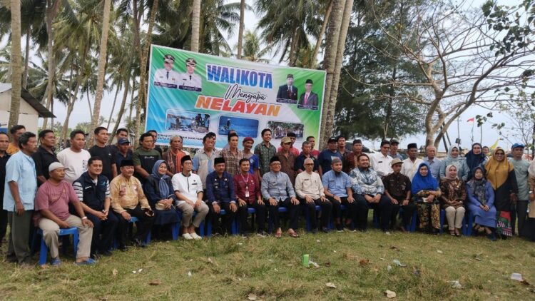 Mantap! 238 Nelayan di Padang Terima Kartu BPJS Ketenagakerjaan 1 Sebanyak 238 nelayan menerima kartu BPJS Ketenagakerjaan. (dok. Diskominfotik Padang)