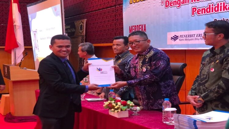 103 Guru Penggerak Dikukuhkan, Wako Padang Ingatkan agar Beradaptasi dengan Perubahan 1 Wako Padang Hendri Septa mengukuhkan 103 guru penggerak. (Foto: Dok. Diskominfo Padang)