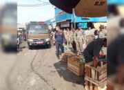 Satpol PP-Disdag Padang Tertibkan Pedagang Berjualan di Areal Parkir Pasar Bandar Buat