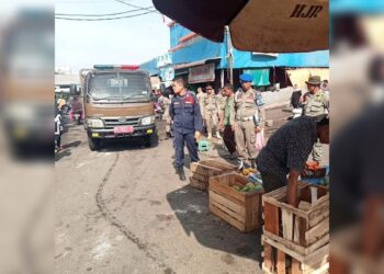 Satpol PP-Disdag Padang Tertibkan Pedagang Berjualan di Areal Parkir Pasar Bandar Buat