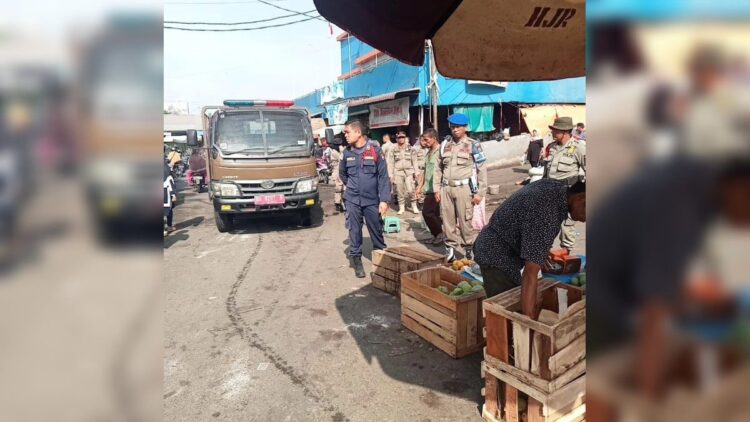 Satpol PP-Disdag Padang Tertibkan Pedagang Berjualan di Areal Parkir Pasar Bandar Buat 1 Penertiban dilakukan Satpol PP bersama Dinas Perdagangan Padang di Pasar Bandar Buat. (Foto: Dok. Satpol PP Padang)