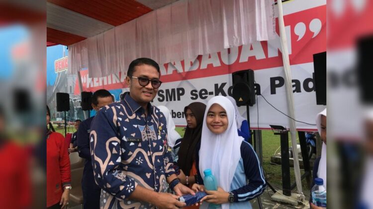 Ratusan pelajar di Padang mendapatkan tablet tambah darah. (Foto: Dok. Diskominfo Padang)