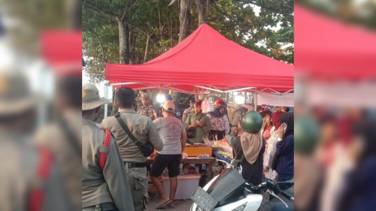 Tim Gabungan Pemko Padang memberi peringatan kepada PKL di Jalan Hangtua Padang. (Foto: Dok. Satpol PP Padang)