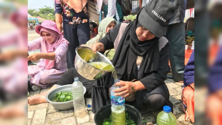 Petani di Kota Padang diajarkan membuat Biosaka. (Foto: Dok. Diskominfo Padang)