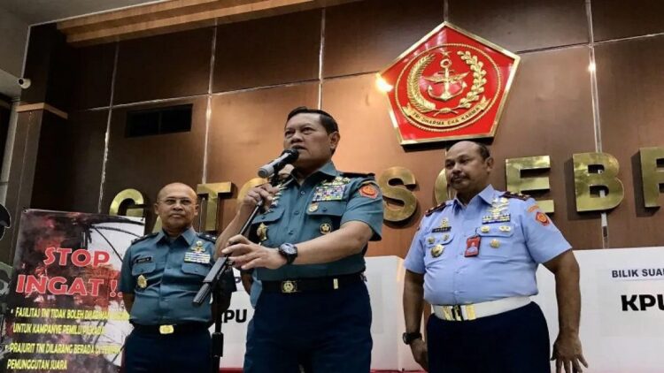 Panglima Larang Atribut TNI Digunakan untuk Kampanye Politik 1 Panglima TNI Laksamana TNI Yudo Margono (tengah) memberi keterangan kepada wartawan selepas acara bimbingan teknis terkait netralitas TNI dalam Pemilu 2024 di Markas Besar TNI di Cilangkap, Jakarta, Selasa (12/9/2023). (ANTARA/Genta Tenri Mawangi)
