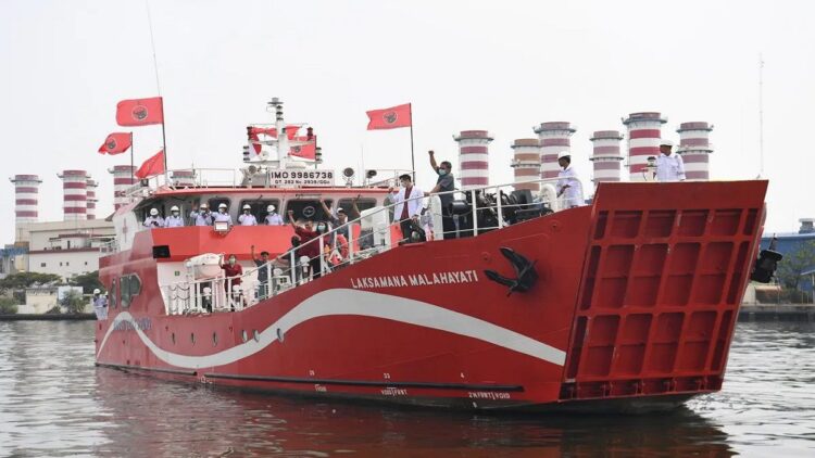 Dokter, perawat dan kru Kapal Rumah Sakit Terapung Laksamana Malahayati melambaikan tangan usai peluncuran kapal tersebut di Pelabuhan Tanjung Priok, Jakarta, Sabtu (10/6/2023). . ANTARA FOTO/Akbar Nugroho Gumay/rwa. (ANTARA FOTO/AKBAR NUGROHO GUMAY)