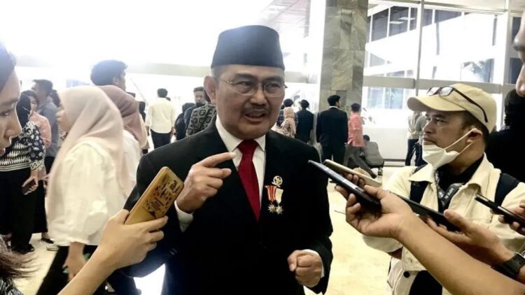 Bikin Malu Presiden, Mantan Ketua MK Minta Gugatan Batas Usia Capres tak Dipolitisasi 1 Pakar Hukum Tata Negara sekaligus Anggota DPD RI Periode 2019–2024 Prof. Jimly Asshiddiqie memberi keterangan kepada wartawan selepas Sidang Tahunan MPR RI di Kompleks Parlemen MPR/DPR RI, Jakarta, Rabu (16/8/2023). ANTARA/Genta Tenri Mawangi.