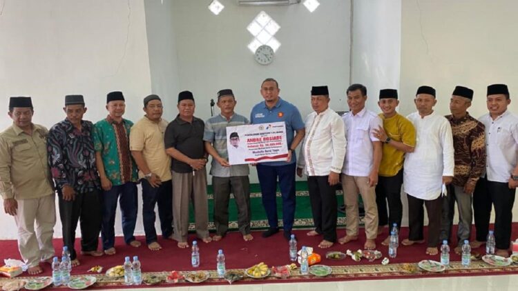 Andre Rosiade bantu pembangunan Surau Nurul Yaqin Sijunjung. (dok. Tim AR)