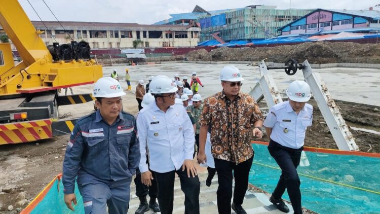 Hendri Septa: Andre Rosiade Punya Peran Besar dalam Pembangunan Pasar Raya Padang Fase VII 1 Anggota DPR RI dari Fraksi Partai Gerindra, Andre Rosiade didampingi Wali Kota Padang, Hendri Septa dan unsur Forkopimda (Foto: Dok. Tim AR)