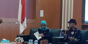 Arif Yumardi mewakili KI Sumbar dalam diskusi panel di gedung Pascasarjana FK Unand. (dok. istimewa)