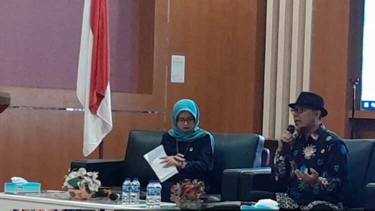 KI Sumbar Bongkar Keterbukaan Informasi di Lembaga Pengadilan 1 Arif Yumardi mewakili KI Sumbar dalam diskusi panel di gedung Pascasarjana FK Unand. (dok. istimewa)
