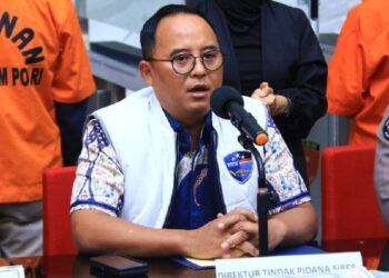 Wakil Direktur Tindak Pidana Siber Bareskrim Polri Kombes. Pol. Dani Kustoni memberikan keterangan pers usai penangkapan 11 pelaku judi online. (dok. Divhumas Polri)