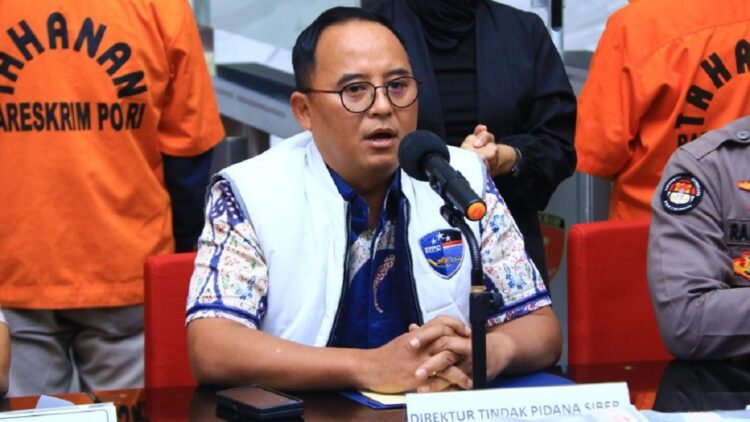 Wakil Direktur Tindak Pidana Siber Bareskrim Polri Kombes. Pol. Dani Kustoni memberikan keterangan pers usai penangkapan 11 pelaku judi online. (dok. Divhumas Polri)