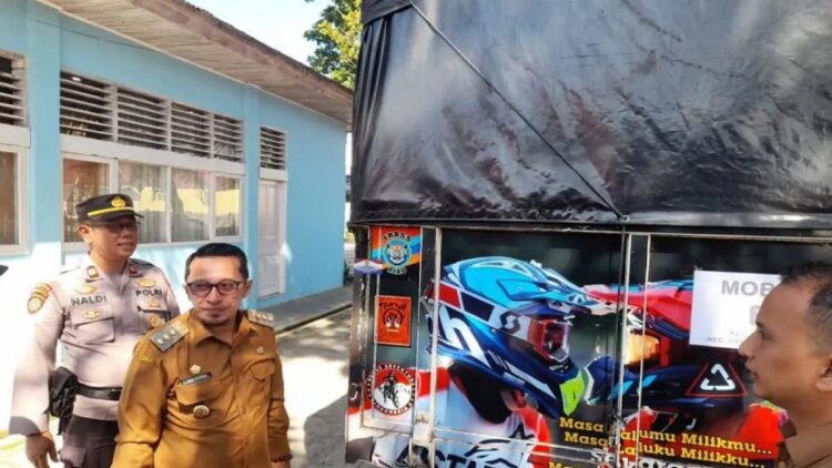 Bupati Tanahdatar Eka Putra tinjau pendistribusian logistik surat suara Pemilihan Wali Nagari serentak 2023 (Antara/Etri Saputra)