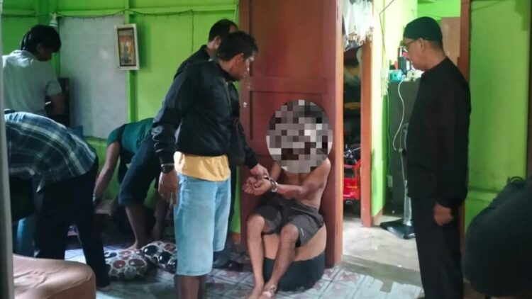Tim Opsnal Satresnarkoba Polres Pasaman Barat saat menangkap seorang pengedar ganja dan sabu yang juga merupakan DPO Lapas Pariaman inisial RR, Sabtu (16/9/2023). (Antara/HO-Humas Polres Pasaman Barat)