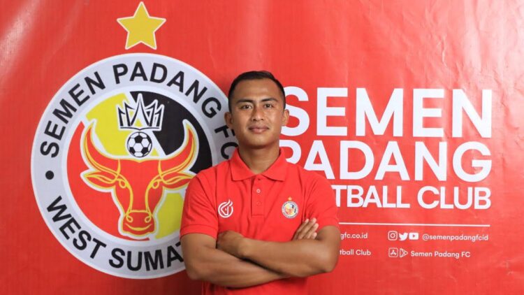 Debut Kakak Pratama Arhan Beri Warna Berbeda di Lini Tengah Semen Padang FC 1 Dimas Roni Saputra yang juga kakak kandung pemain Timnas, Pratama Arhan bergabung dengan Semen Padang FC. (dok. semenpadangfc)